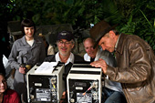 Cate Blanchett, Steven Spielberg, Frank Marshall ja Harrison Ford kuvauspaikalla
